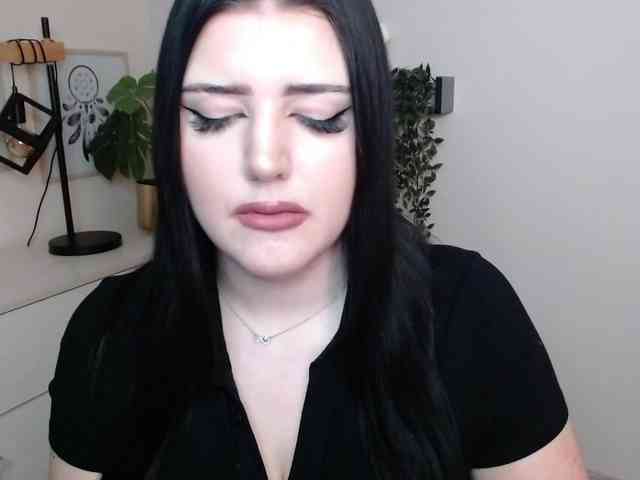 Miabrunette22 webcam