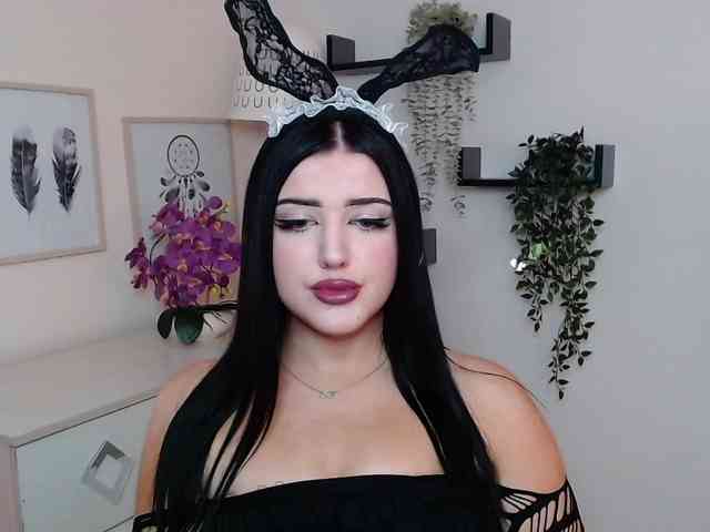 Miabrunette22 webcam