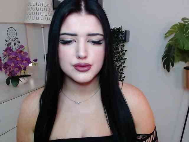 Miabrunette22 webcam