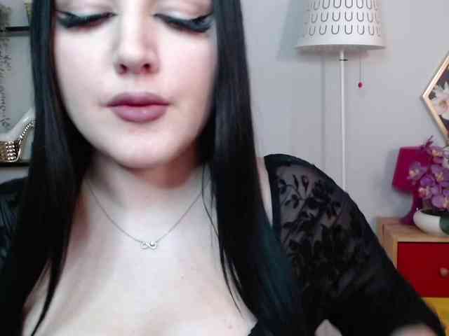 Miabrunette22 webcam