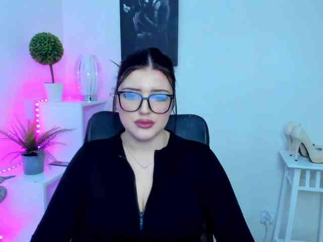 Miabrunette22 webcam