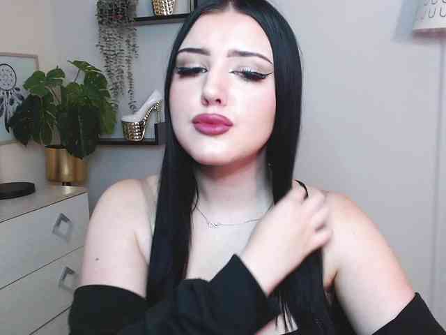 Miabrunette22 webcam