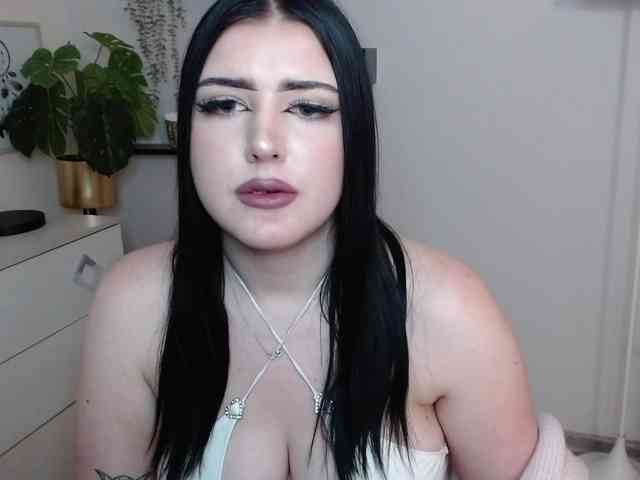 Miabrunette22 webcam