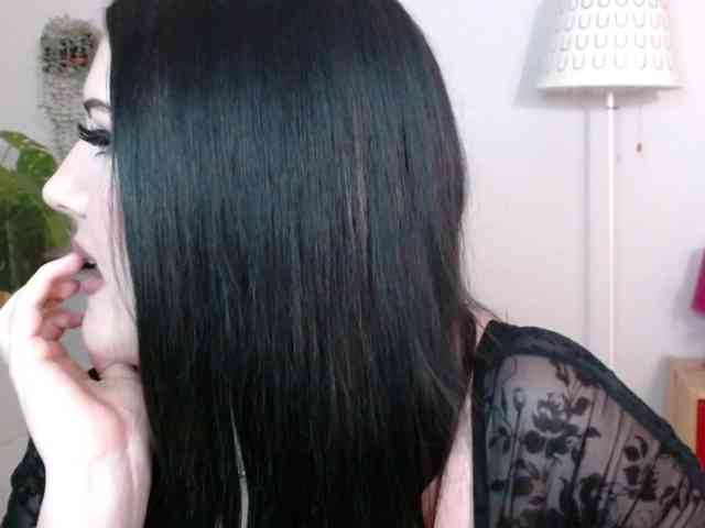 Miabrunette22 webcam