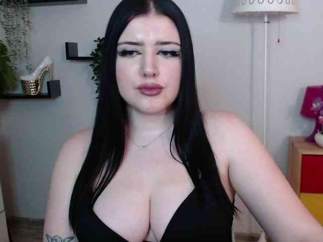 Miabrunette22 webcam