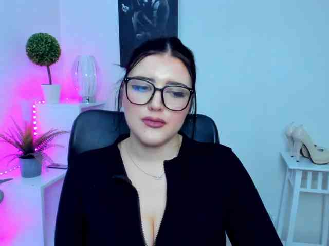 Miabrunette22 webcam