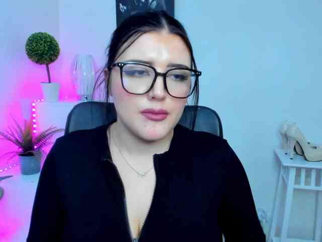 Miabrunette22 webcam