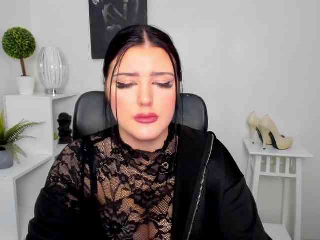 Miabrunette22 webcam