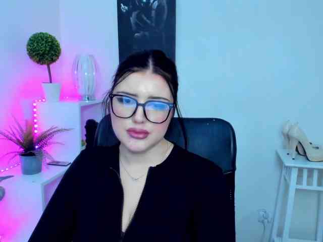 Miabrunette22 webcam