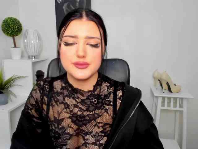 Miabrunette22 webcam