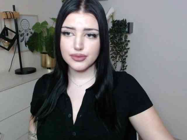 Miabrunette22 webcam