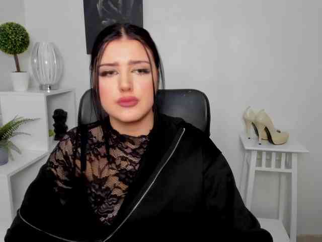 Miabrunette22 webcam