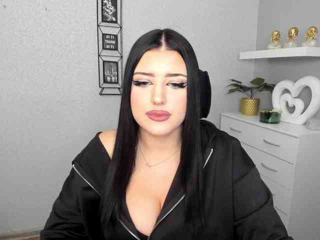 Miabrunette22 webcam