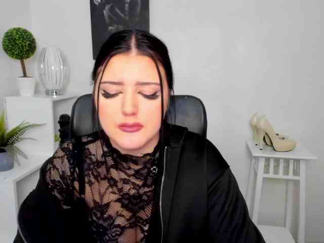 Miabrunette22 webcam