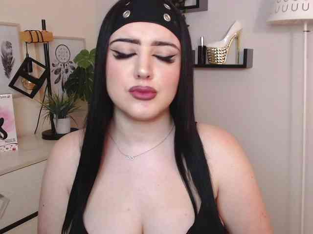 Miabrunette22 webcam