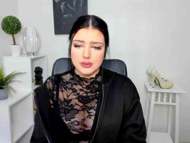 Miabrunette22 webcam