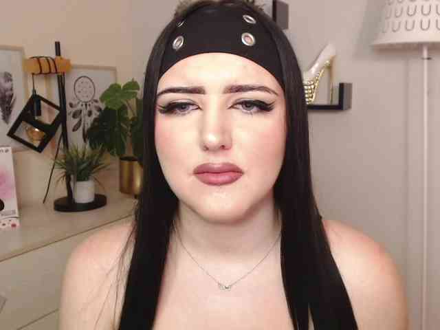 Miabrunette22 webcam