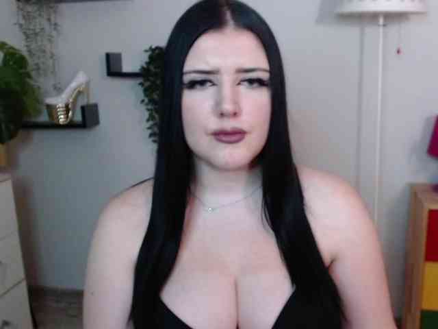 Miabrunette22 webcam