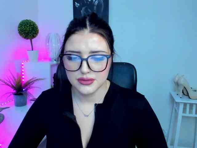 Miabrunette22 webcam