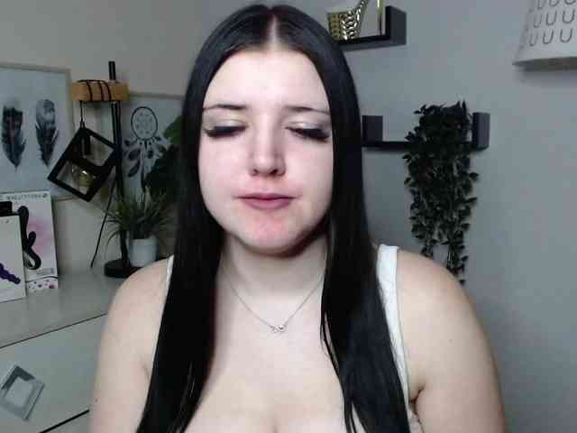 Miabrunette22 webcam