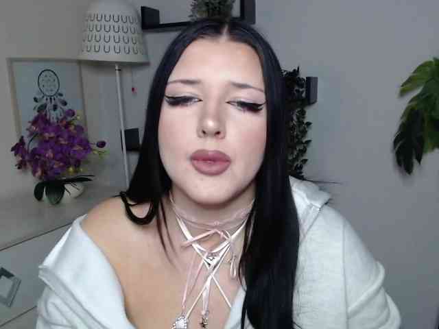 Miabrunette22 webcam