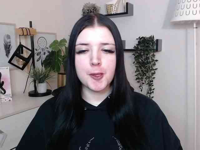 Miabrunette22 webcam