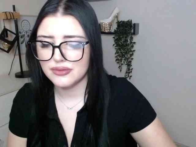 Miabrunette22 webcam