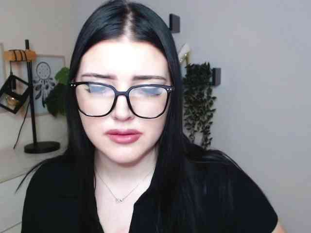 Miabrunette22 webcam