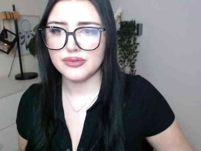 Miabrunette22 webcam