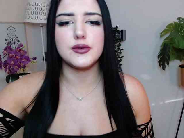 Miabrunette22 webcam