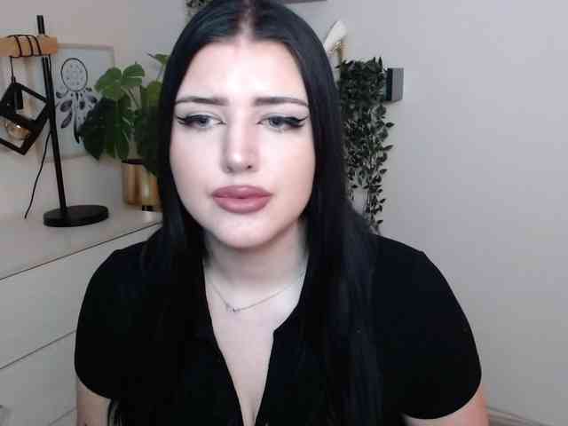 Miabrunette22 webcam