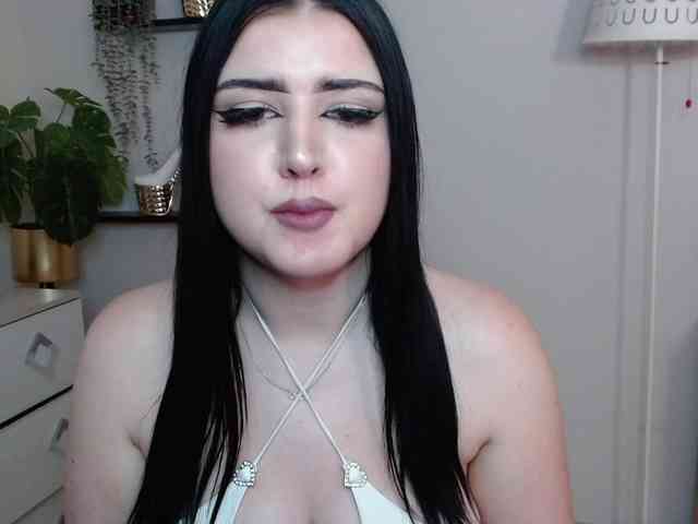 Miabrunette22 webcam