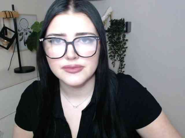Miabrunette22 webcam