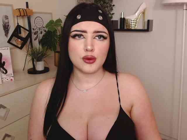 Miabrunette22 webcam