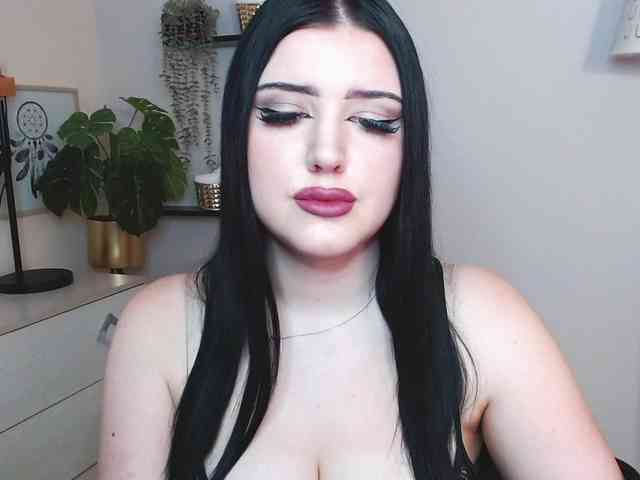 Miabrunette22 webcam