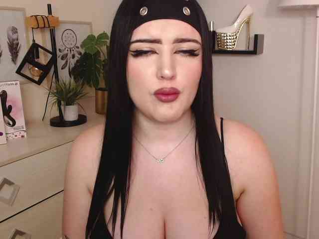 Miabrunette22 webcam