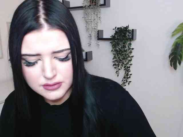 Miabrunette22 webcam