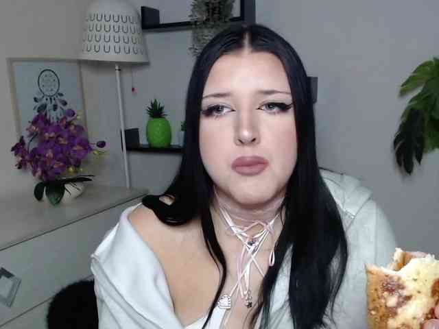 Miabrunette22 webcam