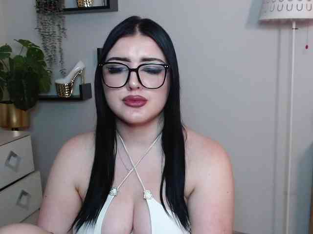 Miabrunette22 webcam