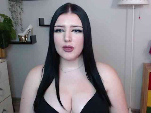 Miabrunette22 webcam