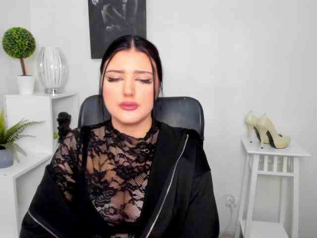 Miabrunette22 webcam