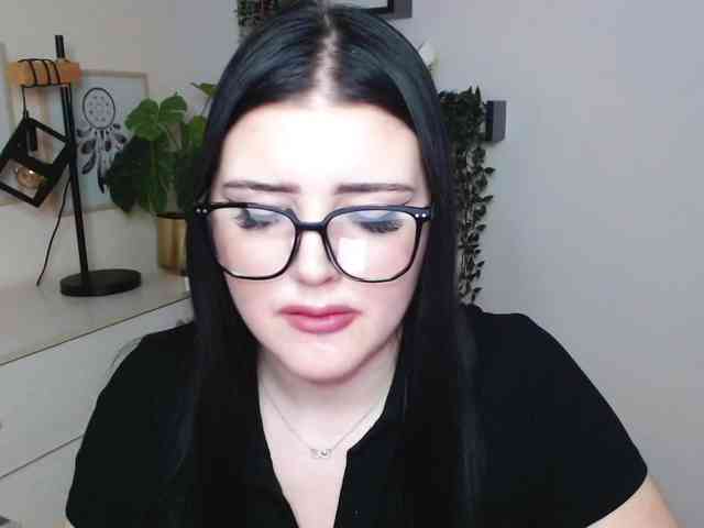 Miabrunette22 webcam