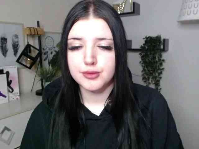 Miabrunette22 webcam