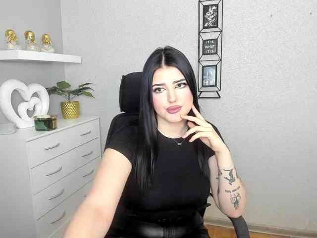 Miabrunette22 webcam
