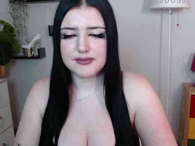 Miabrunette22 webcam
