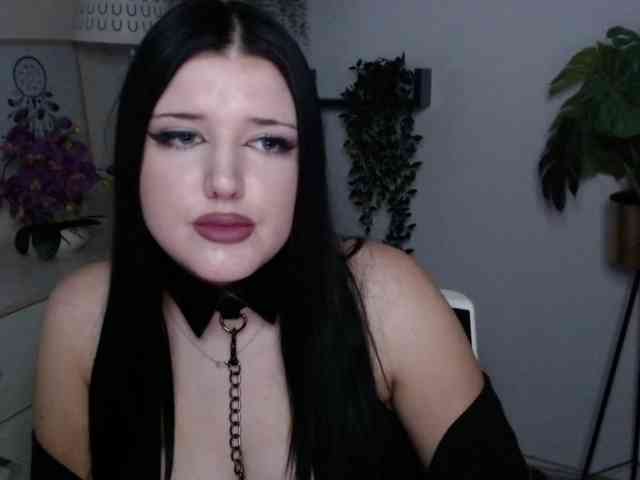Miabrunette22 webcam