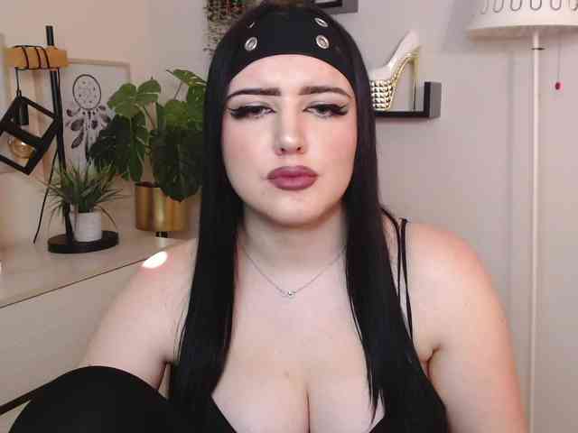 Miabrunette22 webcam
