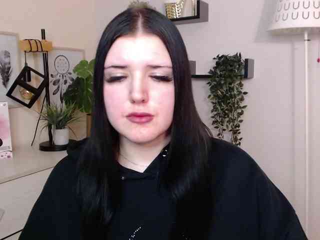 Miabrunette22 webcam