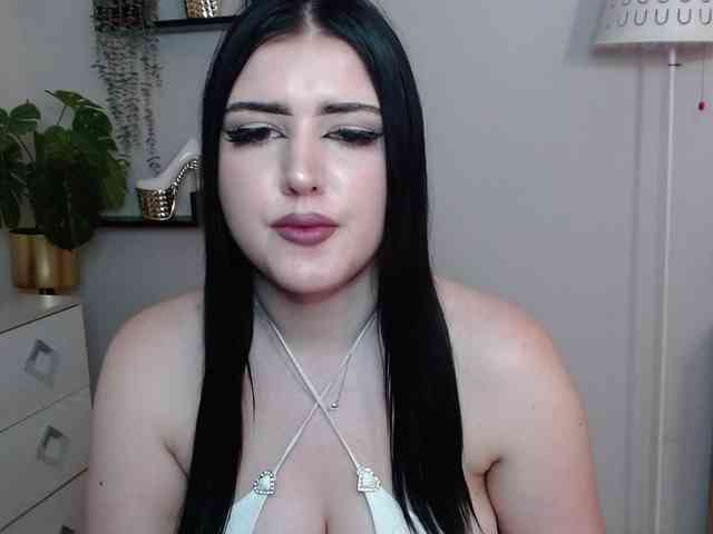 Miabrunette22 webcam