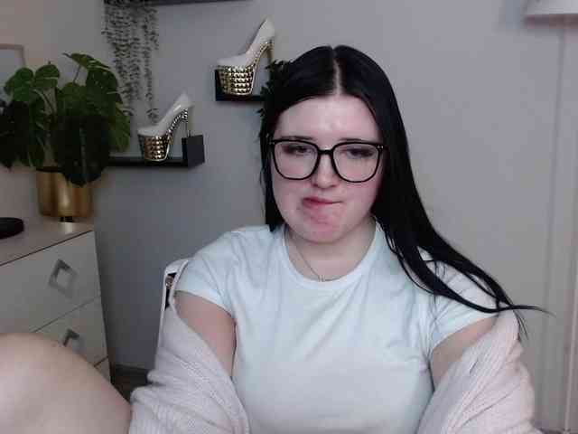 Miabrunette22 webcam
